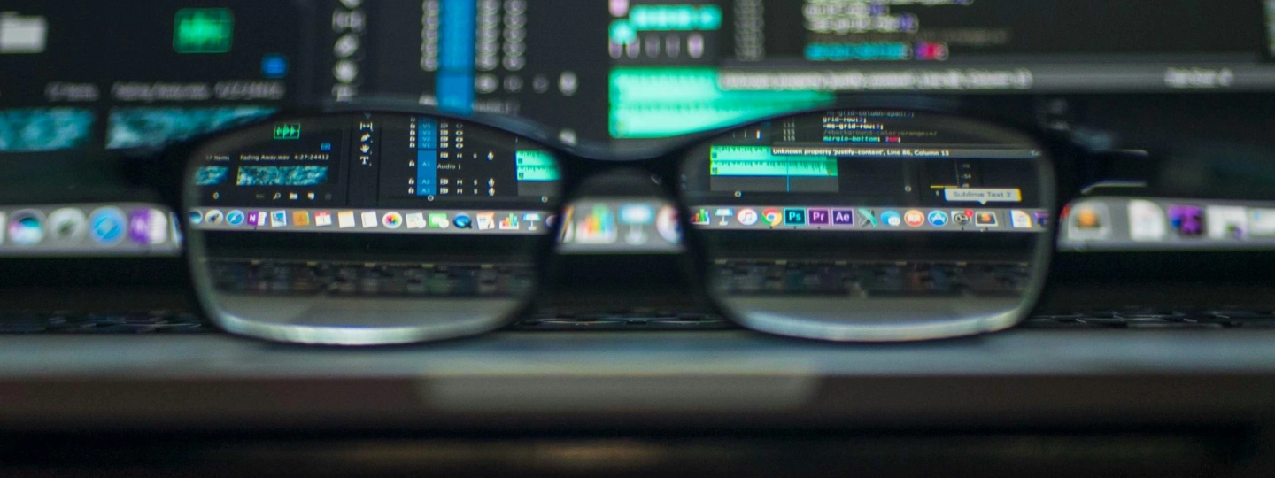 Kevin Ku, https://www.pexels.com/de-de/foto/schwarze-bewirtschaftete-brille-vor-laptop-computer-577585/