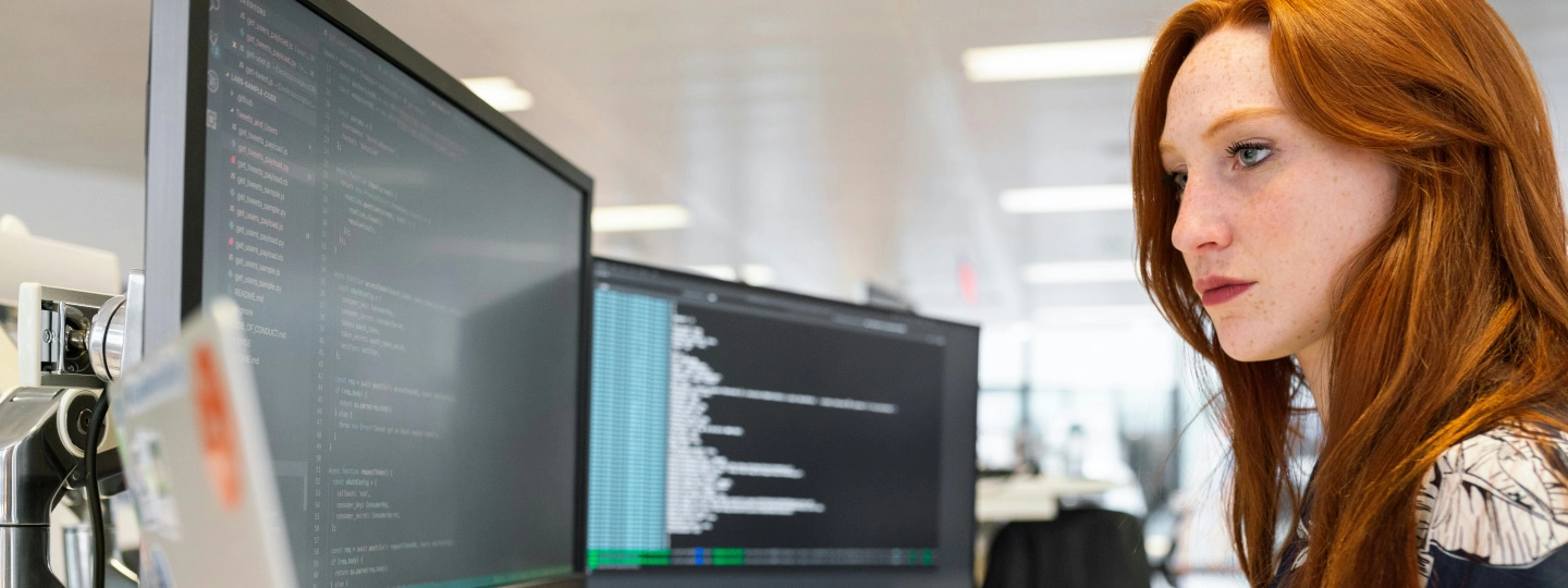 ThisIsEngineering, https://www.pexels.com/de-de/foto/frauencodierung-am-computer-3861958/